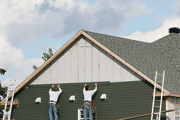 Professional Siding Replacement technician working in Hallieford, VA